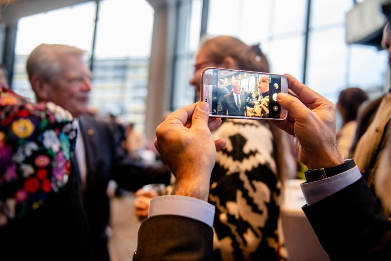 ... und steht gern für Einzelgespräche und Erinnerungsfotos bereit. Bei allem hat er sichtlich Spaß.