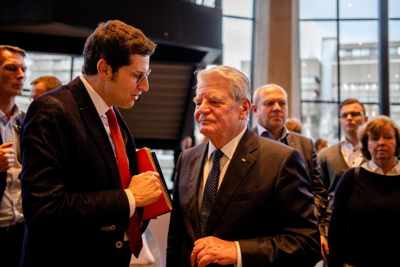 Sprechen über Politik: Gauck und Oberbürgermeister Thomas Eiskirch, der den Gast für die Stadt Bochum begrüßte.