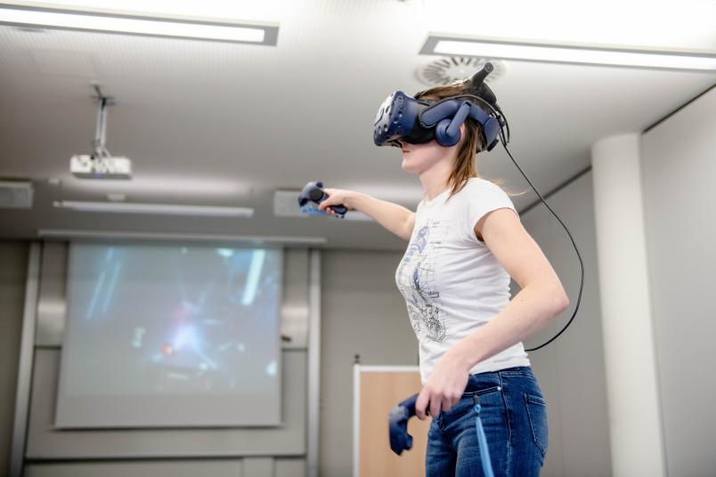 Studentin Marie-Lisa Schmidt mit VR-Brille