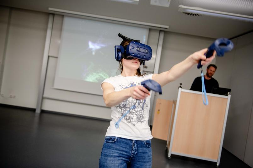 Studentin mit VR-Brille