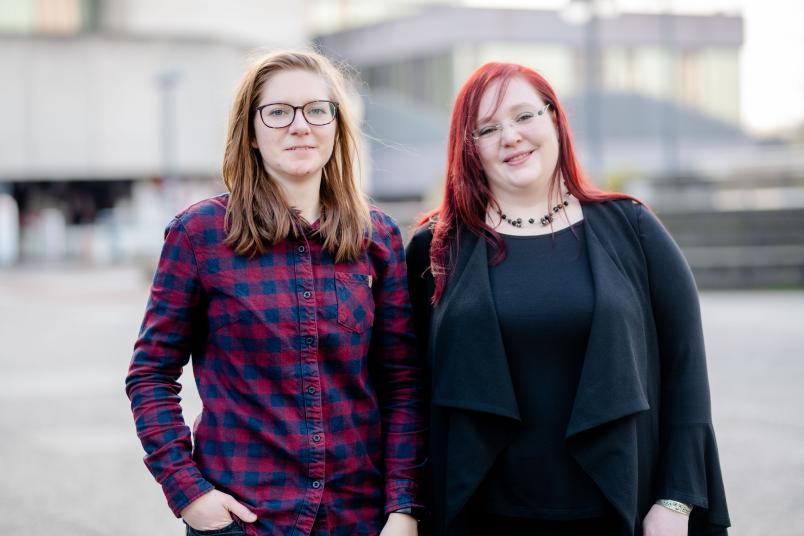 Zwei Studentinnen stehen nebeneinander.