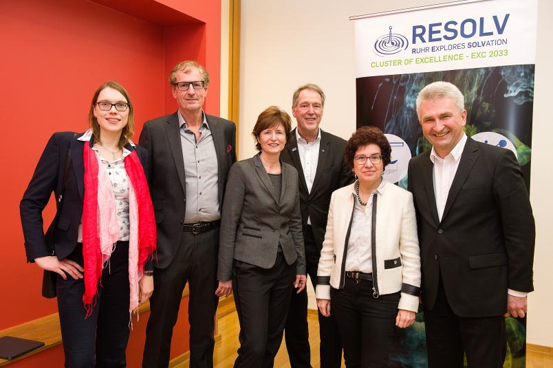 Lösungsmittelforschung: Gruppenbild mit sieben Personen