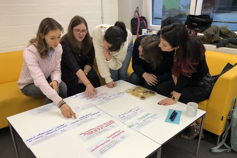 Studierende diskutieren