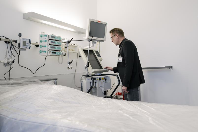 Matthias Buddendick, Leiter Medizintechnik, kümmert sich um die Einrichtung der provisorischen Station.