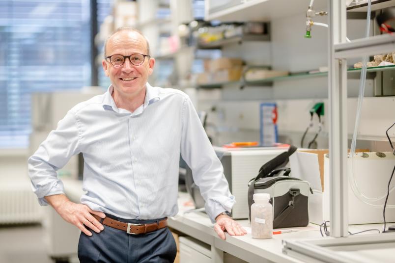 Porträt Viktor Scherer im Labor