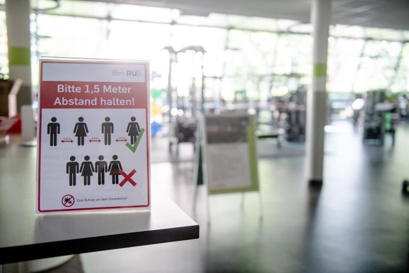 Hinweisschild am Eingang eines Fitnessstudios