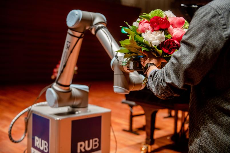 Roboter übergibt Blumenstrauß
