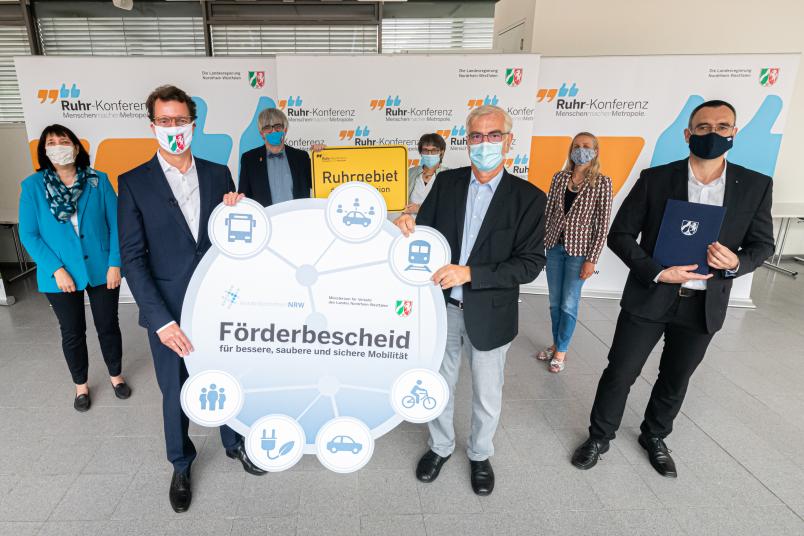 Gruppenbild von der Übergabe des Förderbescheids