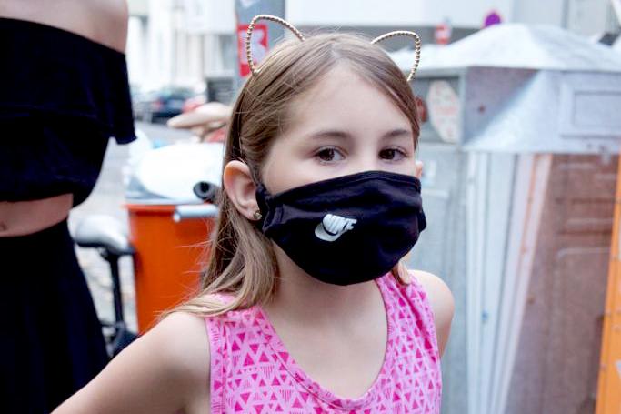 Kind mit Maske