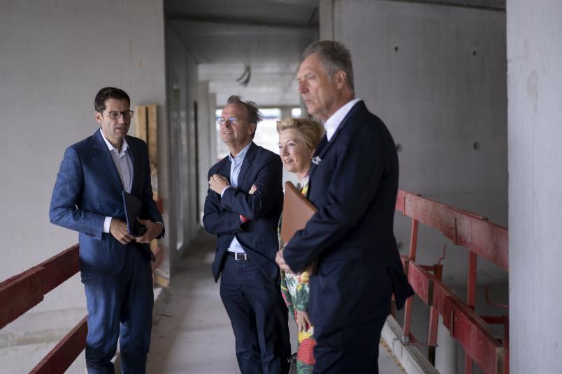 Thomas Eiskirch, Thomas Rachel, Annette Storsberg und Axel Schölmerich besichtigen den fertigen Rohbau.