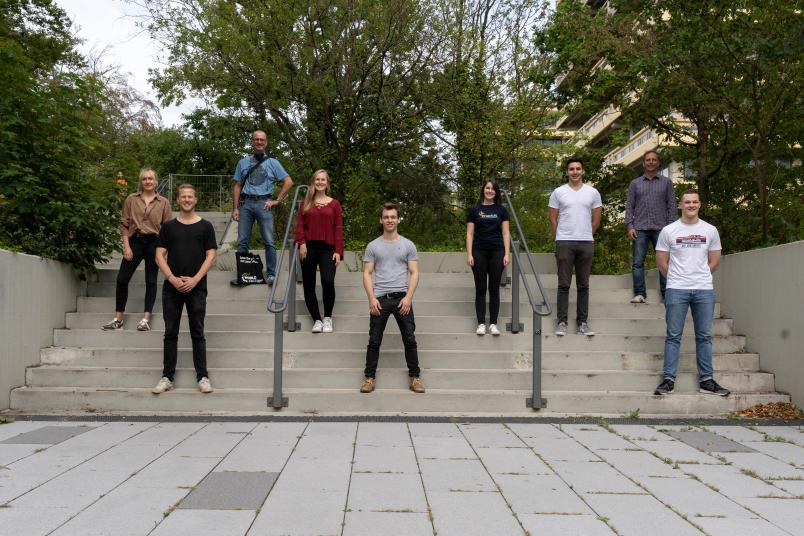 Gruppenbild auf Treppe