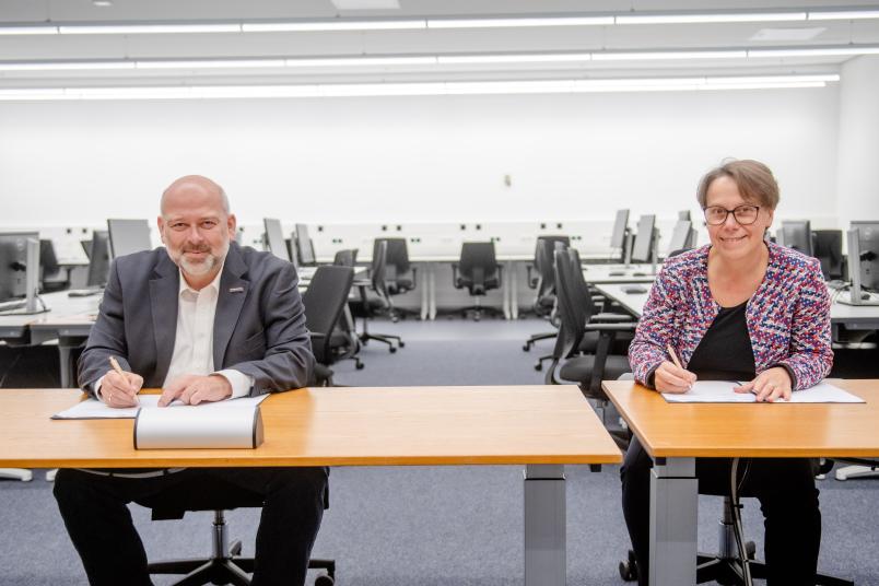 Patrick Helmes, Geschäftsführer der TMR, und RUB-Kanzlerin Dr. Christina Reinhardt unterzeichnen eine Kooperation.