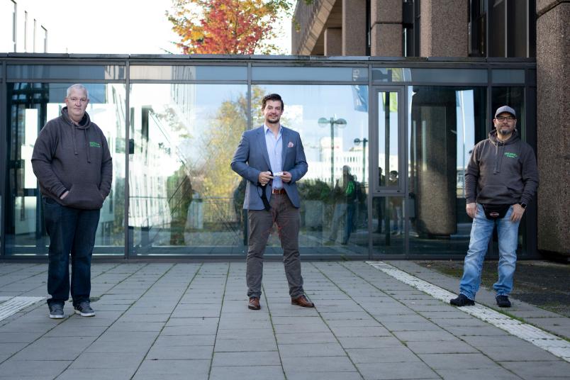 Gruppenbild mit drei Personen