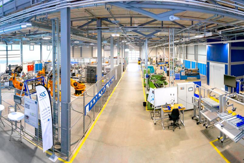 Große Halle mit Robotern