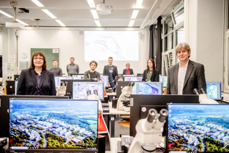 Mikroskope und Gruppe Personen im Saal für Histologie