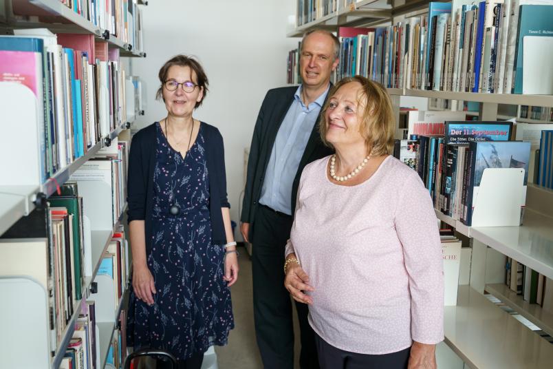 Bei einer Institutsführung hat Sabine Leutheusser-Schnarrenberger (rechts) auch die Bibliothek des Bochumer IDG besucht, hier mit Andreas Ostendorf und Kristin Platt.