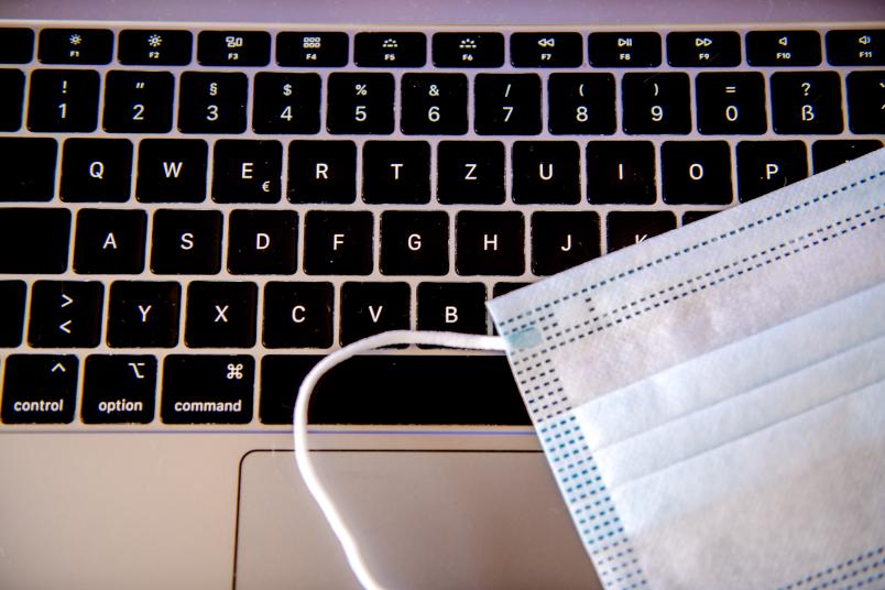 Medizinische Maske auf einem Laptop