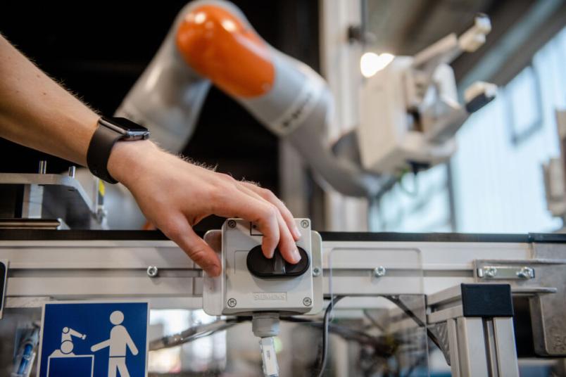 Roboter und Mensch in einer Fabrik