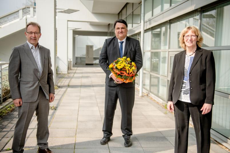 Freuen sich über das Wahlergebnis (von links): Jörg Bogumil, Vorsitzender des Senats der RUB, Martin Paul und Birgit Fischer, Vorsitzende des Hochschulrats