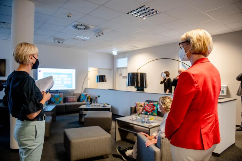 Am FBZ in der Bochumer Innenstadt hatte die Ministerin Gelegenheit zum direkten Gespräch mit Forschenden sowie mit Therapeutinnen und Therapeuten.