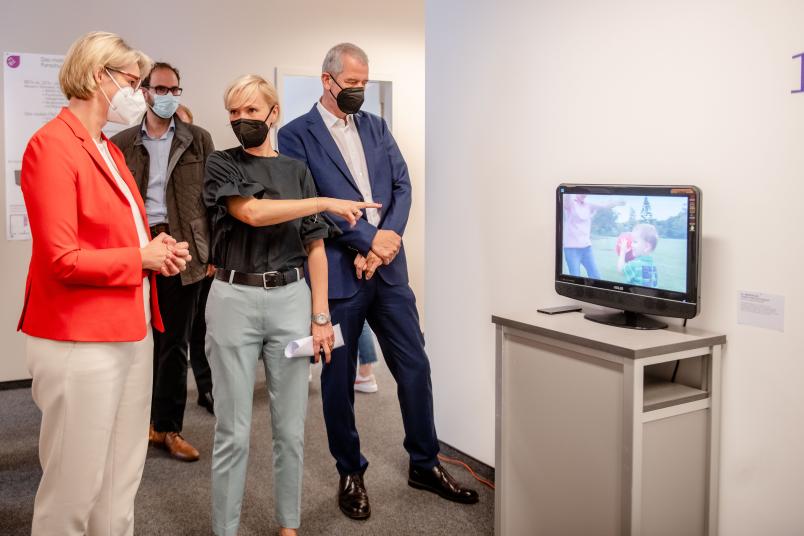 Die beiden Direktoren, Silvia Schneider und Jürgen Margraf (rechts), erläutern der Ministerin das therapeutische Konzept und die Ausstattung des Zentrums im Bochumer Fenster.