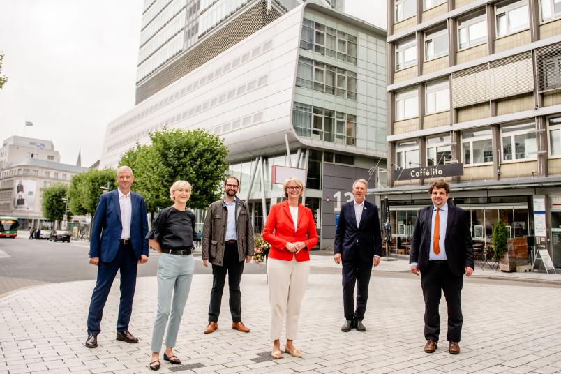 Vor dem Bochumer Fenster (von links): Jürgen Margraf; Sylvia Schneider, Fabian Schütz (Kreisvorsitzender der CDU Bochum), Ministerin Anja Kaliczek, Rektor Axel Schölmerich, Dennis Radtke (Europaabgeordneter der CDU)