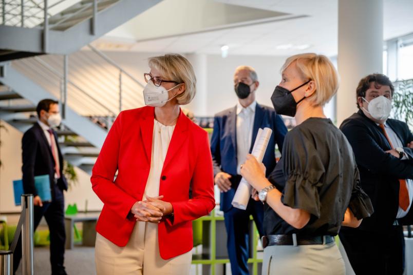 Bundesministerin Anja Karliczek bekommt am Bochumer Forschungs- und Behandlungszentrum für psychische Gesundheit Eindrücke aus erster Hand, hier mit Direktorin Silvia Schneider (rechts).