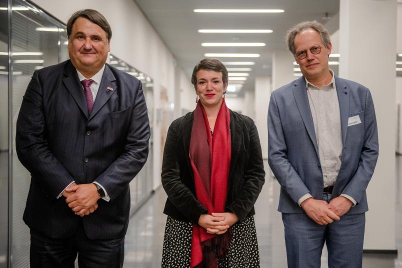 Der Präsident der Universität Tours, Prof. Dr. Arnaud Giacometti (rechts), und Vizepräsidentin Prof. Dr. Colombine Madelaine haben die Feier zur Ehrenpromotion mit ihrem Antrittsbesuch an der RUB bei Rektor Prof. Dr. Martin Paul verbunden.