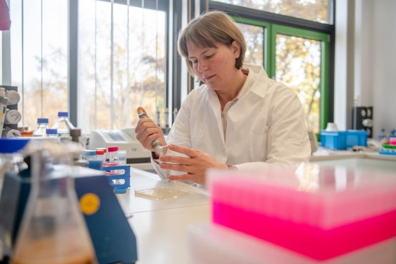 Julia Bandow mit Pipette im Labor