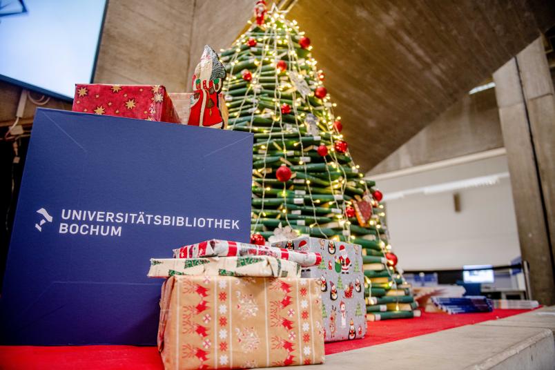 Bücher-Weihnahtsbaum in der Universitätsbibliothek der RUB.