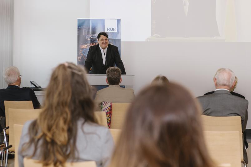 Rektor Prof. Dr. Martin Paul begrüßt die Gäste im Veranstaltungszentrum der RUB. 