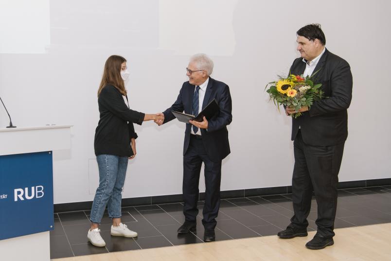 Dr. Nicolina Südkamp hat den Rotary-Preis Bochum Hellweg erhalten. Die Urkunde überreicht der Präsident, Prof. Dr. Eckhard Weidner.