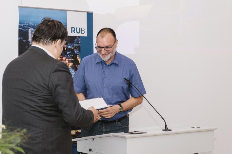 Auch hier ist der Betreuer eingesprungen: Da Dr. Steffen Cychy auf Dienstreise ist, erhält Prof. Dr. Martin Muhler die Auszeichnung mit dem Ruth Massenberg Preis.