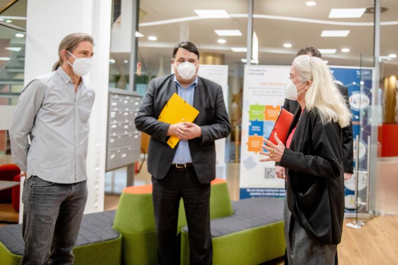 Gruppenbild in der IT-Sicherheit mit drei Personen