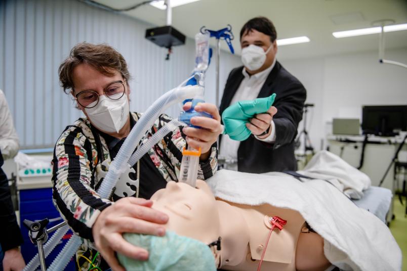 Bei der Simulation für Studierende der Anästhesiologie legen RUB-Kanzlerin Christina Reinhardt und RUB-Rektor Martin Paul selbst Hand an.