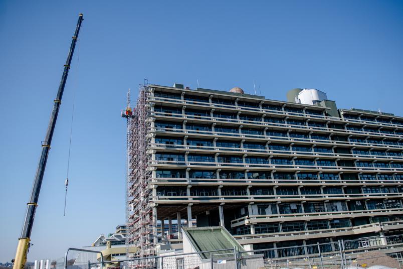 Campusentwicklung: Baustelle Gebäude NA mit Kran