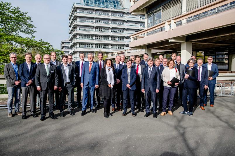 Gruppenbild mit den Partnern aus den neuen Akademischen Lehrkrankenhäusern, der Medizinischen Fakultät der RUB und der Hochschulleitung