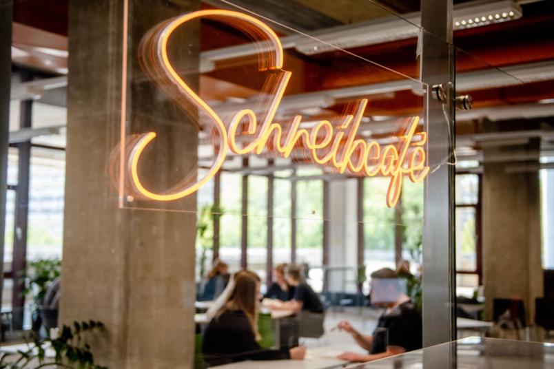 Blick von außen ins neue Schreibcafé