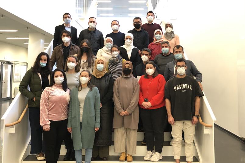 Gruppenbild mit Masken