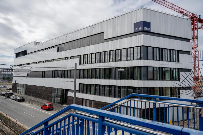 Der Forschungsbau ZESS liegt direkt an der Wittener Straße stadtauswärts.