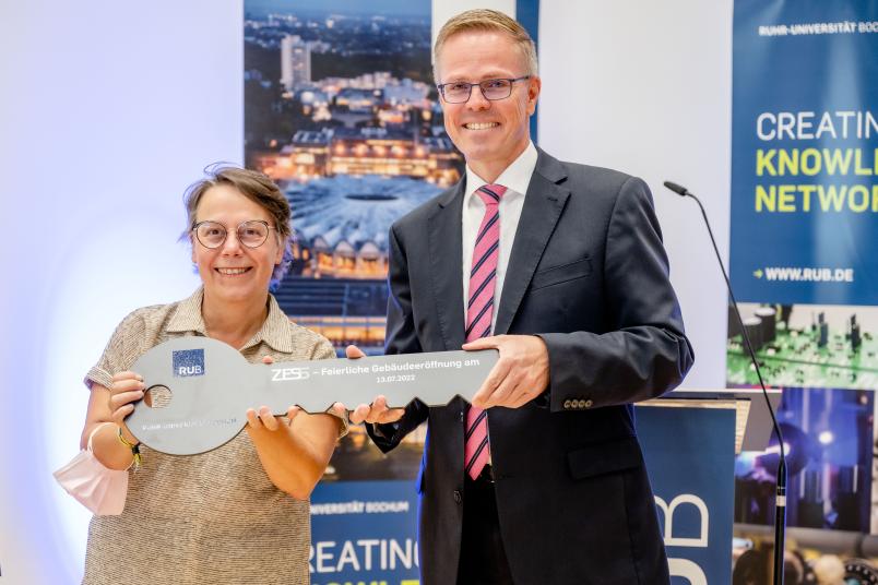Den symbolischen Schlüssel für den Forschungsbau hat RUB-Kanzlerin Dr. Christina Reinhardt dem geschäftsführenden Direktor, Prof. Dr. Bernd Kuhlenkötter, überreicht.