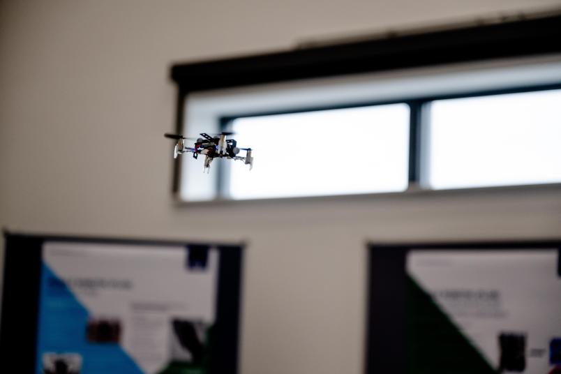 In einem 8 Meter hohen Labor können die Forscherinnen und Forscher im ZESS Drohnen steigen lassen. Mobile Flug- und Bodenrobotik ist einer der Forschungsschwerpunkte.