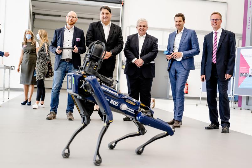 Prof. Dr. Markus König (links) führt einen Roboter vor, mit dem zumm Beispiel Baustellen erkundet werden können.