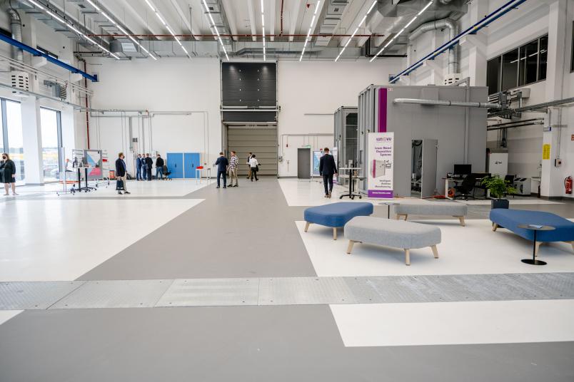Das imposante Testfeld ist der absolute Hingucker im Forschungsbau. Die stützenlos überbaute Industriehalle ist 10 Meter hoch und 33 Meter lang.