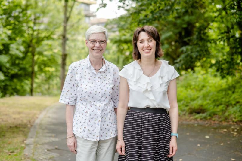 Zwei Frauen nebeneinander