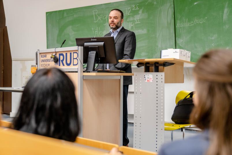 Im Hörsaal heißt Prof. Dr. Björn Rothstein (Germanistische Sprachdidaktik) die Gäste an der RUB willkommen.