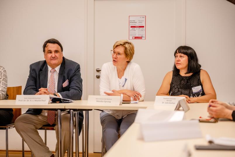 Monika Sprung (Mitte), Leiterin des International Office der RUB, begrüßt die Teilnehmerinnen und Teilnehmer in Bochum.