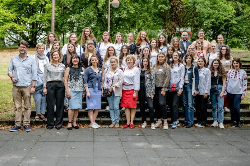 Gruppenbild auf dem Campus der RUB: die Teilnehmerinnen und Teilnehmer der Summer School für ukrainische Studierende