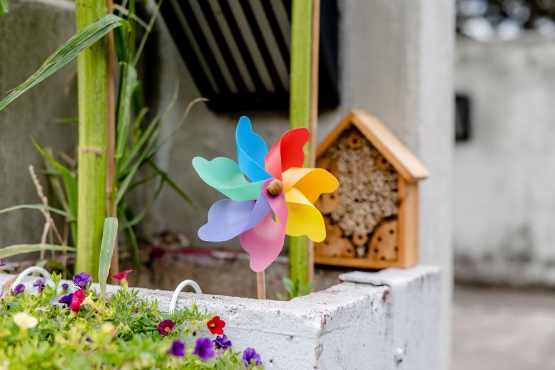 Blumenkasten aus Beton mit Windrad und Insektenhotel