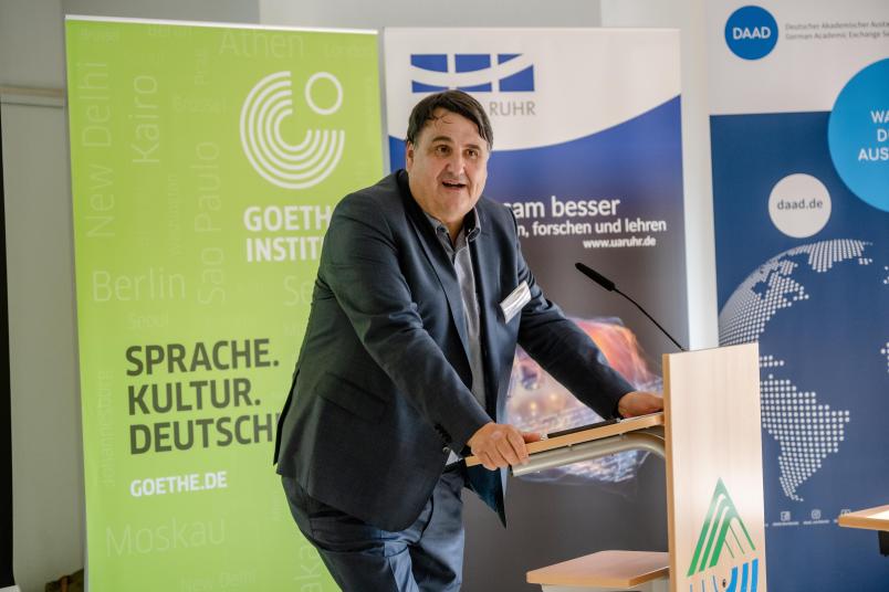 Prof. Dr. Martin Paul, Rektor der RUB, begrüßt die Teilnehmerinnen und Teilnehmer an der RUB.